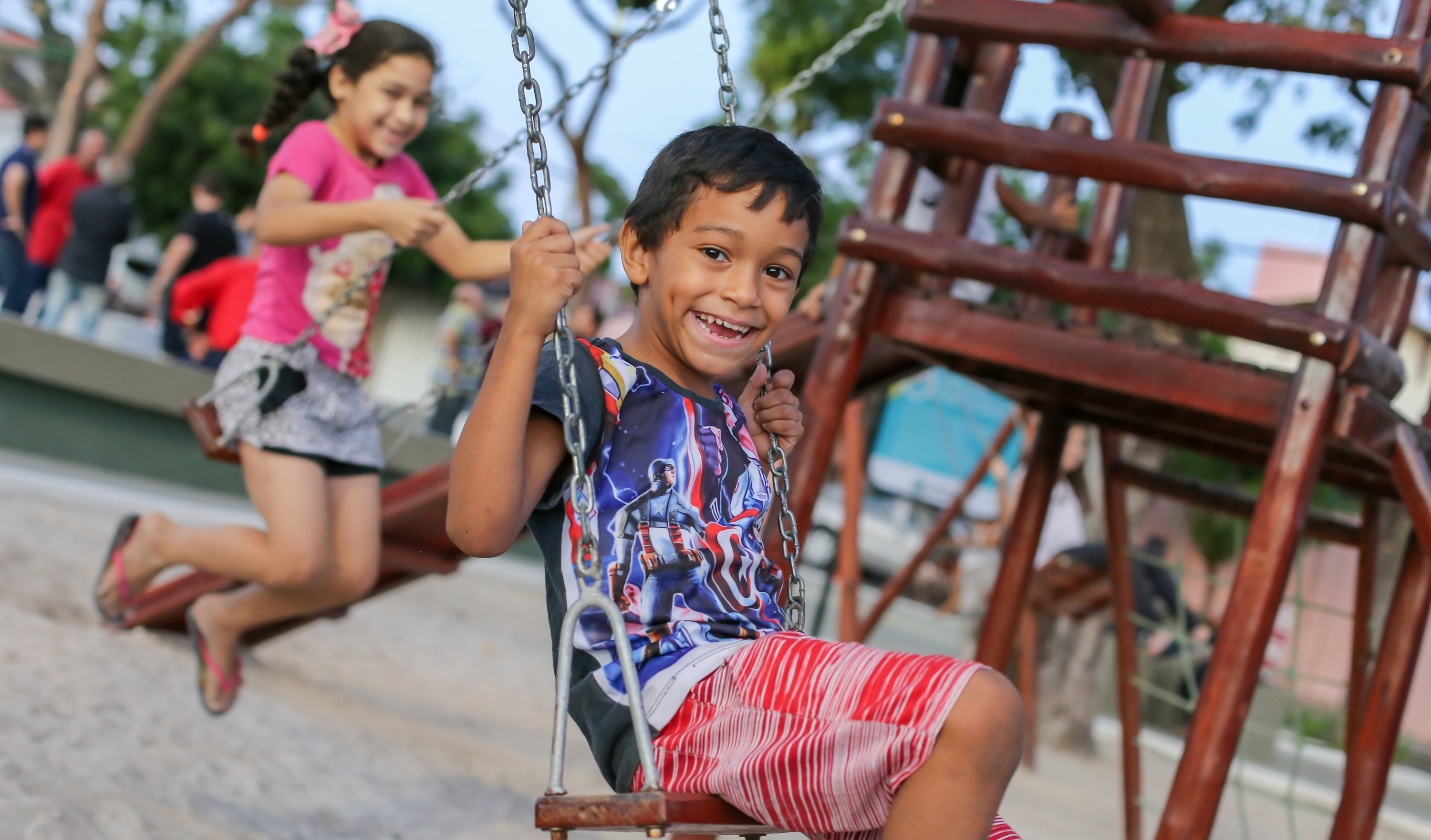 Menino brincando num balanço